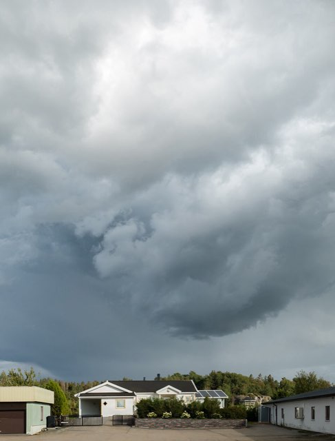 Mørk tordensky over vand, før uvejret